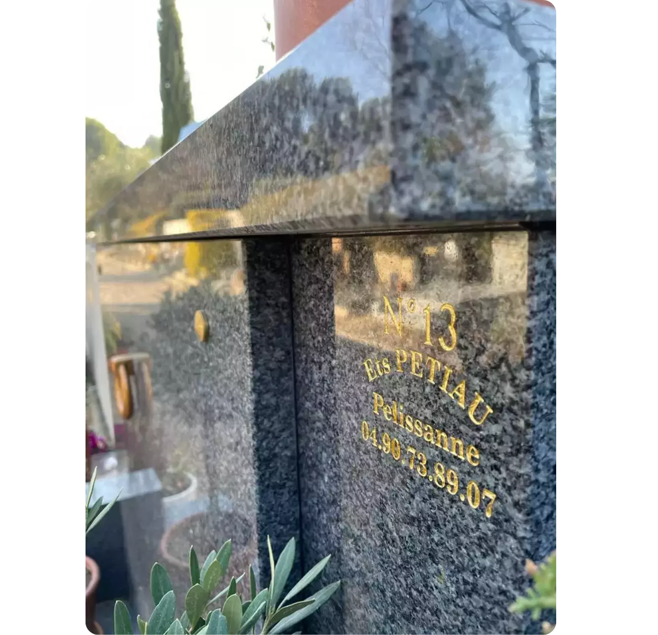 <span style="color: rgb(198, 12, 70)">Personnalisation</span> des monuments funéraires